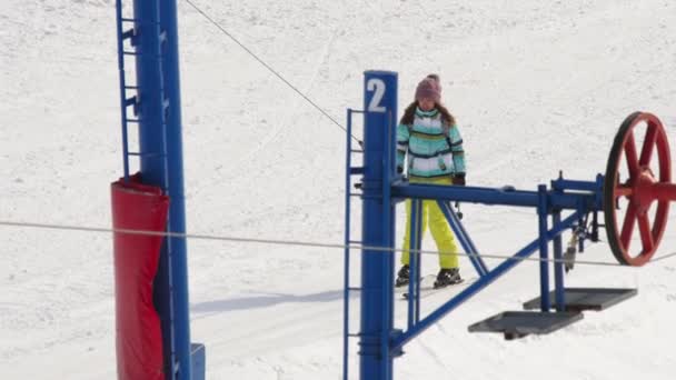 Amateur skiër meisje op een lift — Stockvideo