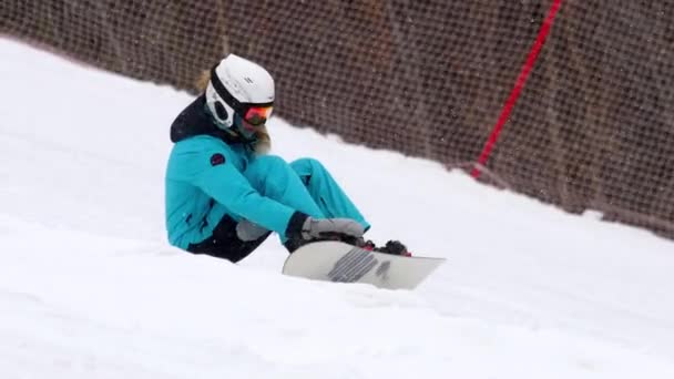 Snowboarding in the winter resort — Stock Video