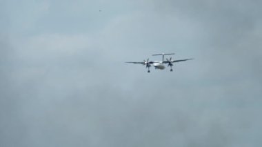 Turboprop uçağı iniyor