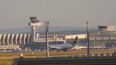 Frankfurt Am Main, Almanya - 21 Temmuz 2017: Lufthansa Airbus A330 D-erken sabah, pist 25 c iniş Aikr. Fraport, Frankfurt, Almanya