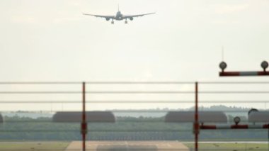 Geniş gövdeli uçak yaklaşıyor.