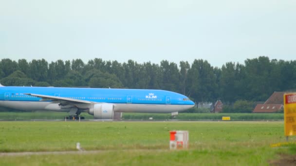 KLM Boeing 777 rodaje antes de la salida — Vídeos de Stock
