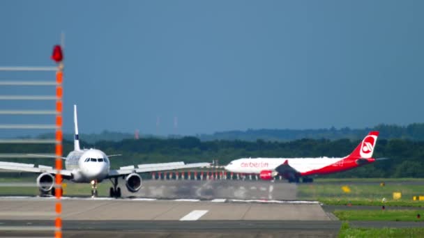 Lalu Lintas di bandara Dusseldorf — Stok Video