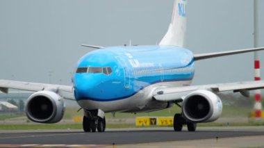 KLM Boeing 737 kalkış önce Taksilemek