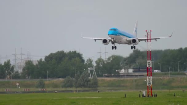 KLM Cityhopper Embraer 175 aterrizaje — Vídeo de stock