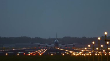 Büyük Jet uçak iniş