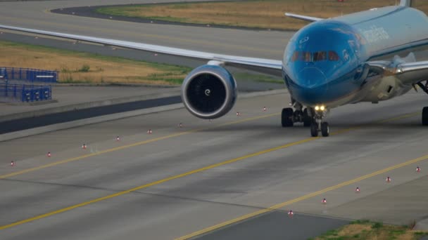 Boeing 787 taxiën na de landing — Stockvideo