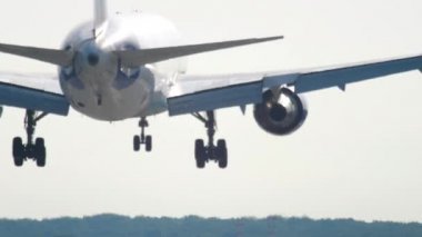 Sabahın erken saatlerinde uçak iniyor.