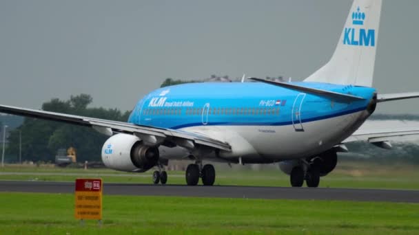 KLM Boeing 737 accelera prima della partenza — Video Stock