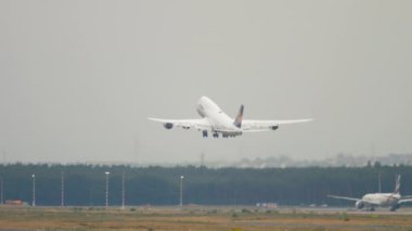 Boeing 747 Frankfurt 'tan kalkıyor.