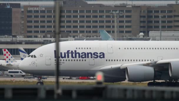 Lufthansa Airbus 380 taxiagem — Vídeo de Stock