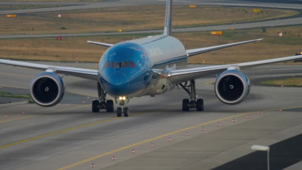 Boeing 787 iniş sonra Taksilemek — Stok video