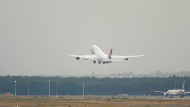 Boeing 747 start vanuit Frankfurt — Stockvideo