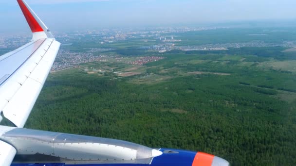 Vista aérea desde el avión descendente — Vídeo de stock