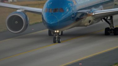 Boeing 787 iniş sonra Taksilemek