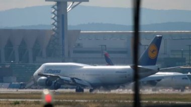 Frankfurt Am Main, Almanya - 20 Temmuz 2017: Lufthansa Boeing 747 hızlandırmak önce hareket pist 25c, yağmur sonrası. Fraport, Frankfurt, Almanya