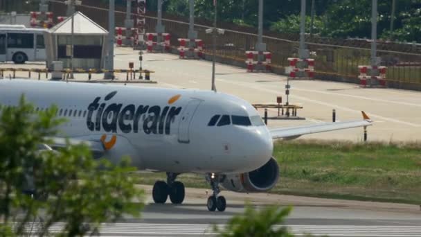 Tigerair에 어 버스 A320 택시로 — 비디오