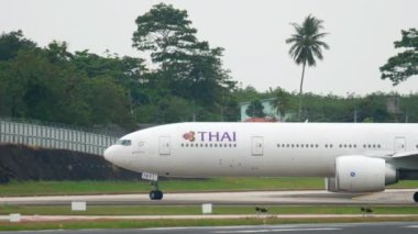 Boeing 777 Phuket havaalanında taksicilik yapıyor.