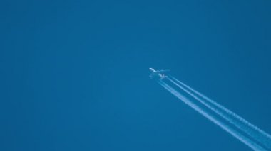 Yüksekten uçan uçak