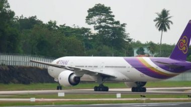 Boeing 777 Phuket havaalanında taksicilik yapıyor.