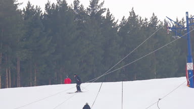 Turistler dağlar Kayak Merkezi sakin ol.