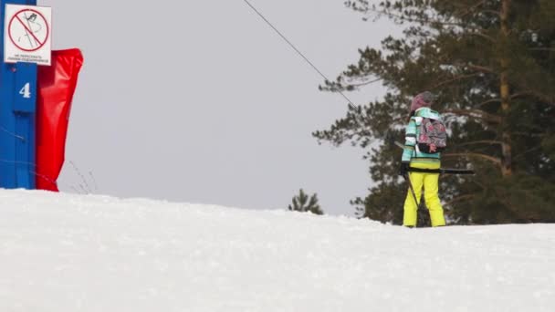 Amatoriale sciatore ragazza su un ascensore — Video Stock