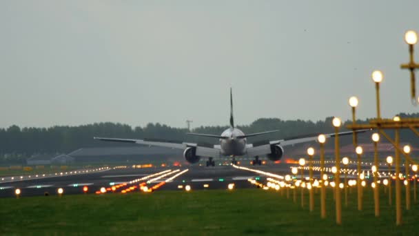 エミレーツ航空ボーイング 777 の着陸 — ストック動画