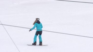 Belokurikha, Rusya Federasyonu - 9 Mart 2018: amatör snowboard eğitim yokuş aşağı içinde