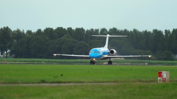 KLM Cityhopper Fokker 70 urychlit — Stock video