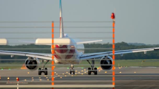 A repülőgép indulás előtt gyorsul — Stock videók