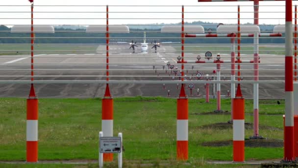 Přistání letadla v Düsseldorfu — Stock video