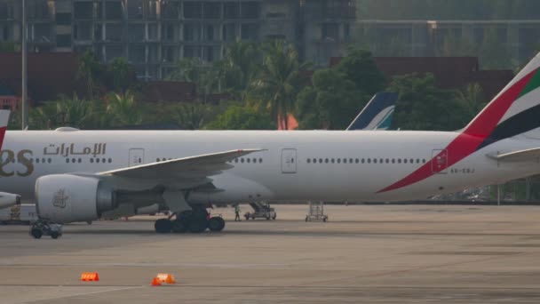 Avião Widebody taxiing no avental — Vídeo de Stock