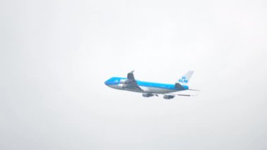 Amsterdam, Hollanda - 25 Temmuz 2017: Klm Royal Dutch Airlines Boeing 747 Ph-Bfn kalkış ve tırmanma Zwanenburgbaan 36c, Shiphol Airport, Amsterdam, Hollanda