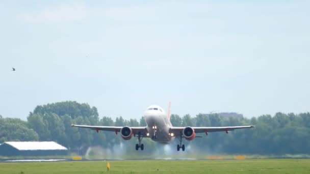 EasyJet Airbus 320 kalkış — Stok video