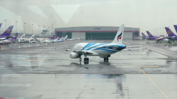 Airbus 319 rollt nach der Landung auf dem Flughafen Suvarnabhumi — Stockvideo