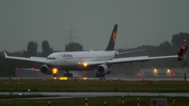 Letadlo přistává za deštivého počasí — Stock video