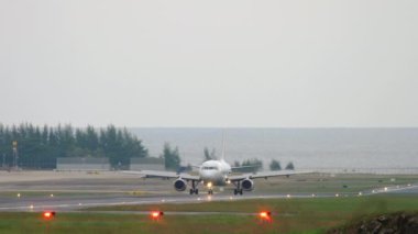 Uçak indikten sonra kalkıyor.