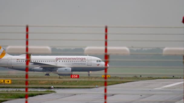 Airbus Germanwings a319 circulant au sol — Video