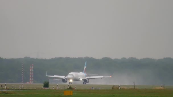 Airplane landing at rainy weather — Stock Video