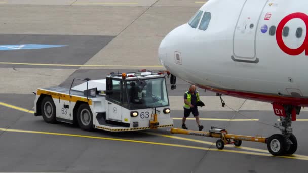 Airberlin エアバス A320 をけん引 — ストック動画