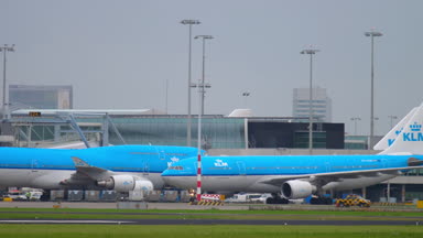 Uçak indikten sonra kalkıyor.