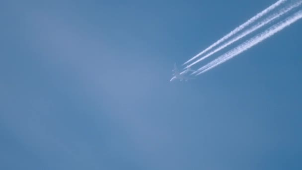 Avión volando alto — Vídeos de Stock