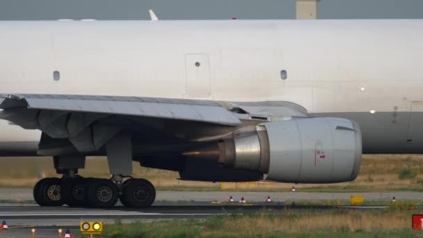 Big Cargo avión taxiing — Vídeo de stock