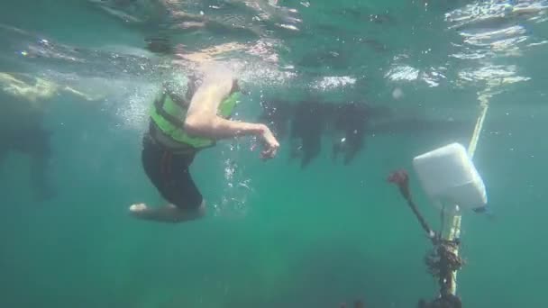 Onderwater uitzicht op mensen snorkelen in de Andaman Zee — Stockvideo