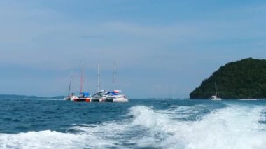 Katamaran, yatlar ve Andaman Denizi'nde sürat tekneleri