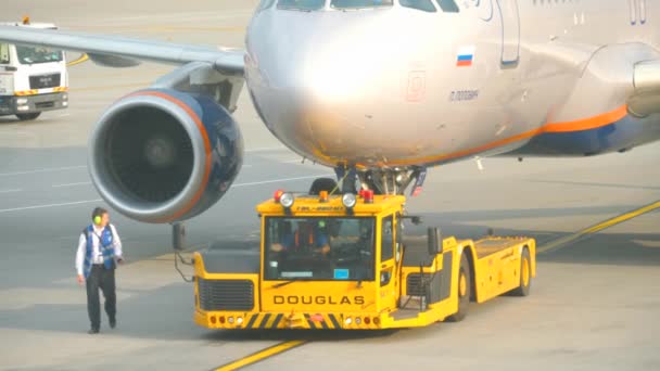 Reboque de avião antes da partida — Vídeo de Stock