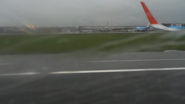 Kalkış Amsterdam Havaalanı'na, yağmurlu hava