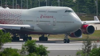 Uçak kalkıştan önce kalkıyor.