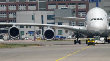 Lufthansa Airbus 380 'i çekiyoruz.