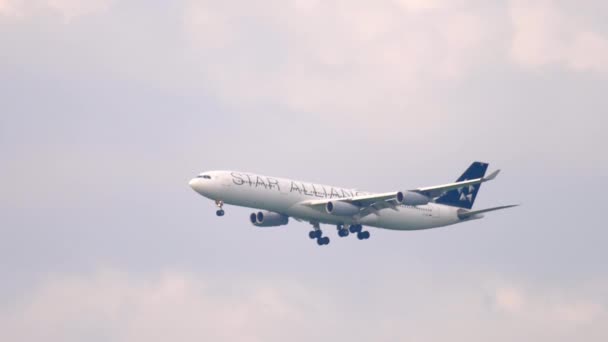 Приближается Lufthansa Airbus 340 — стоковое видео
